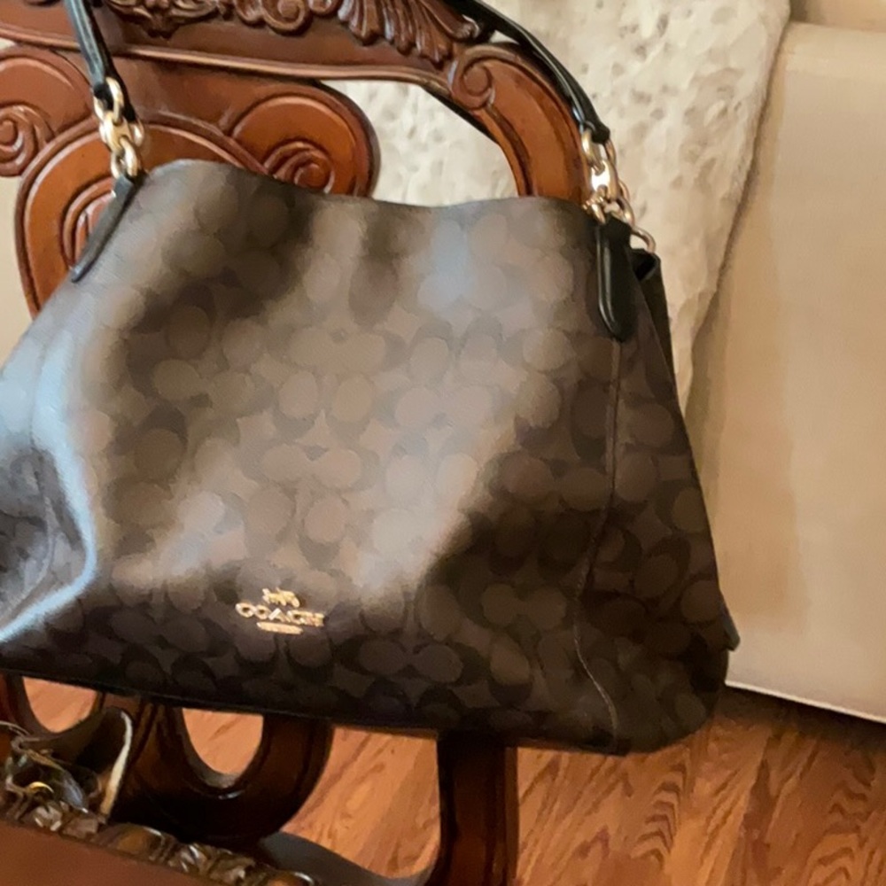 Like new smoke free authentic coach shoulder bag